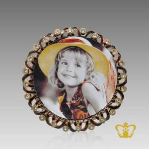 Decorative-photo-frame-round-shape-embellished-with-crystal-diamond