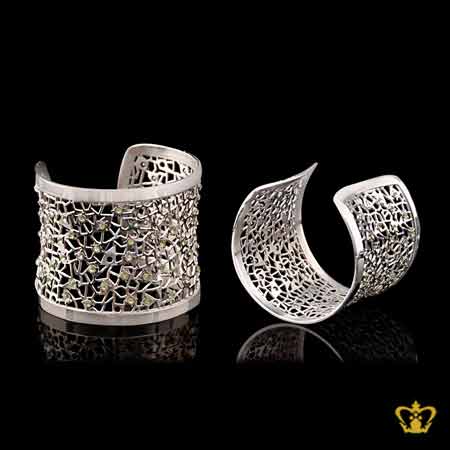 Napkin-holder-embellished-with-yellow-crystal-diamond