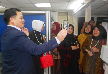 Indonesian Consul-General’s Wife & Ladies from DWP KJRI Group Visit Crystal Gallery