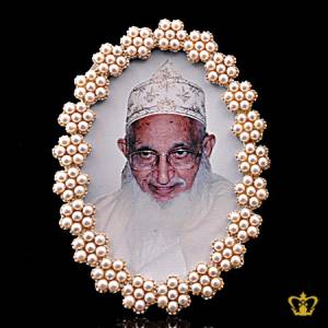 Lovely-photo-frame-of-Moullana-Mohammed-Burhanuddin-decorated-with-crystal-diamond-pearl