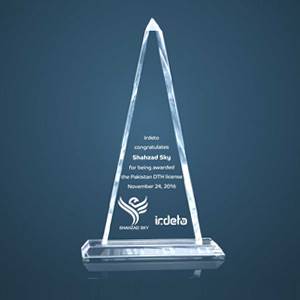 Crystal-obelisk-pyramid-shape-plaque-with-clear-base-customized-logo-text