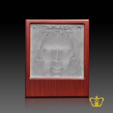 Masterpiece-Artistic-Crystal-Replica-of-a-Face-with-Intricate-Detailing
