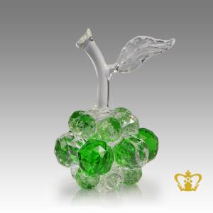 Artistry-crystal-replica-of-apple-with-intricate-detailing-embellish-with-leaf