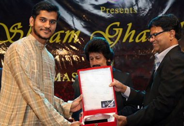 Crystal Gallery sponsors the trophies for the Pankaj Udhas ‘Ek Shaam Ghazal Ke Naam’ Concert