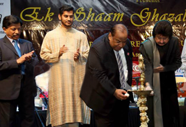 Crystal Gallery sponsors the trophies for the Pankaj Udhas ‘Ek Shaam Ghazal Ke Naam’ Concert
