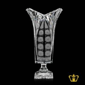Lovely-footed-handcrafted-crystal-vase-adorned-with-traditional-star-pattern-carved-aristocratic-decorative-gift