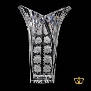 Majestic-decorative-crystal-vase-with-vintage-timeless-handcrafted-elegant-intense-star-pattern