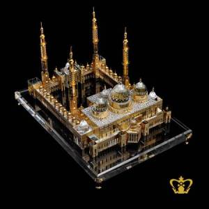 The-Sheikh-Zayed-Grand-Mosque-Crystal-replica-with-clear-base-golden-color-engraved-Hand-crafted-Corporate-Gift-UAE-National-Day-Tourist-Souvenir-Abu-Dhabi-