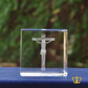 Crystal-cube-with-3d-crucifix-engraved-baptism-Christmas-Easter-gifts-50x50x50MM