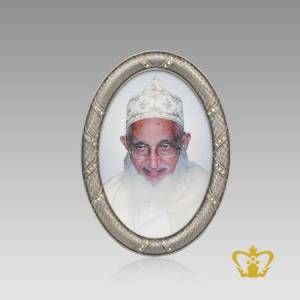 Lovely-oval-photo-frame-of-Moullana-Mohammed-Burhanuddin