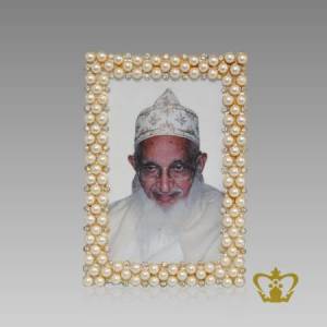 Lovely-photo-frame-of-Moullana-Mohammed-Burhanuddin-decorated-with-crystal-diamond-pearl