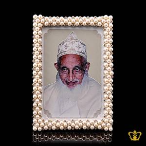 Lovely-photo-frame-of-Moullana-Mohammed-Burhanuddin-decorated-with-crystal-diamond-and-pearl