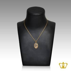 Opulent-luxurious-golden-oval-pendant-lovely-gift-for-her
