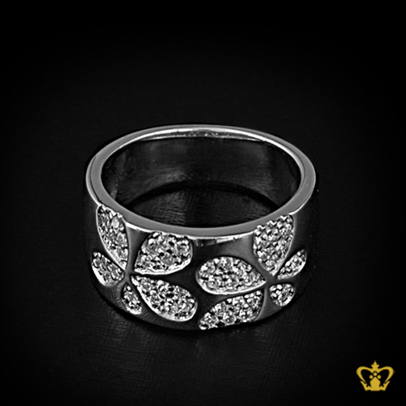 Flower-design-silver-ring-inlaid-with-crystal-diamond