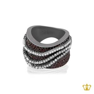 Stylish-silver-ring-embellished-with-sparkling-brown-and-clear-crystal-diamond