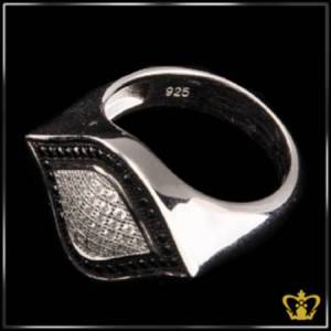 Chic-crystal-ring-inlaid-with-black-and-clear-crystal-alluring-gift-for-her