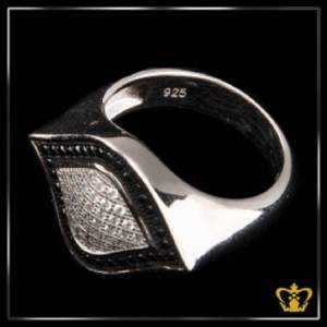 Trendy-crystal-ring-inlaid-with-black-and-clear-crystal-alluring-gift-for-her