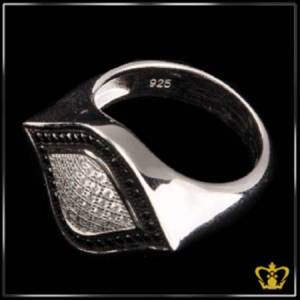 Stylish-crystal-ring-inlaid-with-black-and-clear-crystal-alluring-gift-for-her
