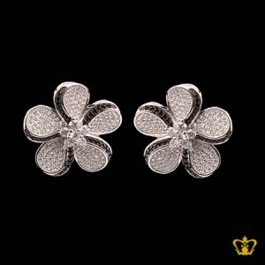 Flower-earring-embellished-with-black-and-clear-crystal-diamond