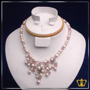 Stylish-necklace-embellished-with-pearl