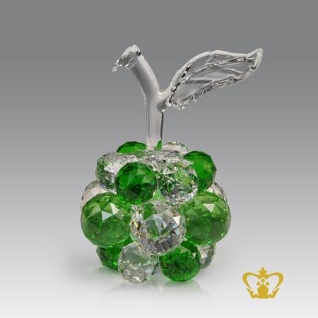 Artistry-crystal-replica-of-apple-with-intricate-detailing-embellish-with-leaf